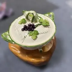 ヨーロッパ　ハンドメイドの磁器・陶器　蓋付きボウル ぶどうモチーフ 三脚付き ヨーロッパ ハンドメイドの磁器・陶器 蓋付きボウル ぶどうモチーフ