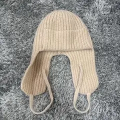ベージュ 耳あて付きニット帽