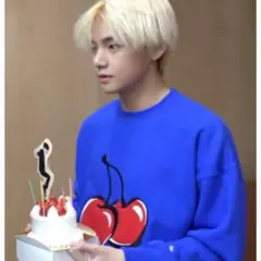 KIRSH チェリー スウェット BTS V テテ着用 同型 韓国 ブルーのサムネイル