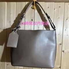 【美品】ショルダーバック　グレージュ　A4 底鋲打ち　合皮　パスケース付きのサムネイル