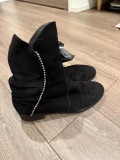 ビジュー付き黒スエードショートブーツ
