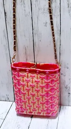 ピンクとベージュのかごバッグ