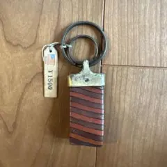 ストライプ模様の金属と革のキーホルダー