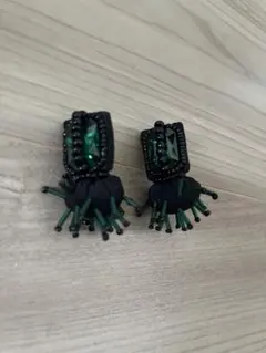 ブラックグリーンビーズダングルピアス