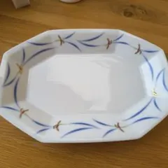 香蘭社　八角形の陶器皿 青い線と花柄