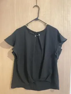 黒 フリル袖 パールボタン 半袖ブラウス