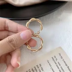【新品未使用】人気商品 フープピアス ゴールド ツイストデザイン