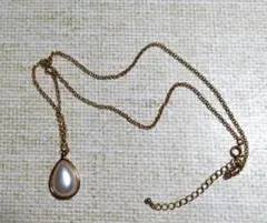 ゴールド涙型パール風ネックレス（ハンドメイド）