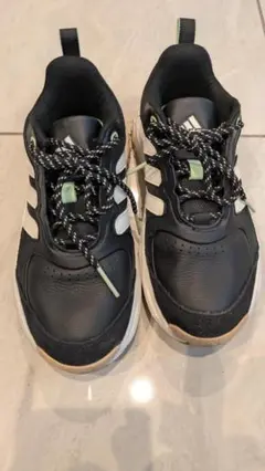 adidas ブラック ホワイト スニーカー