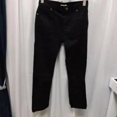 黒のスリムフィットカジュアルパンツ