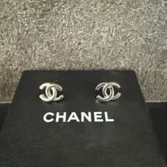 ricchhaannn様 CHANEL ココマーク ピアス シルバーカラー - メルカリ