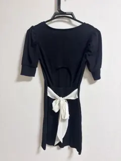 バックリボン穴あきデザインタイトワンピース