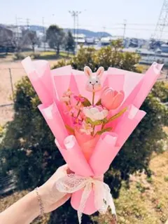 ウサギの飾り付きピンクの造花ブーケ