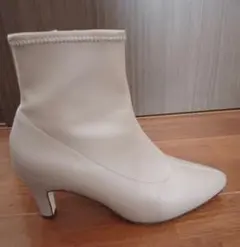 【クチュールブローチ】 モカベージュ ショートブーツ 6.5cmヒール