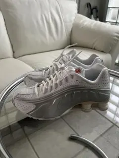 24.0 Nike Shox スニーカー ホワイト/シルバー R4