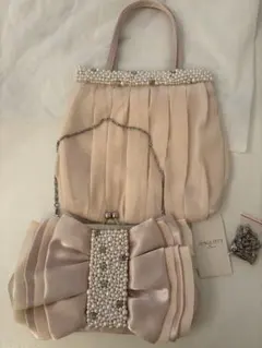 【超美品】ジャスグリッティー/パール装飾 ベージュ プリーツパーティーバッグ