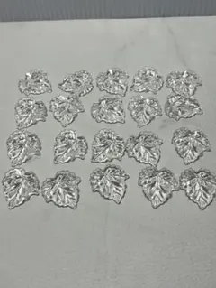 透明プラスチック　葉っぱ形ビーズ　21個セット