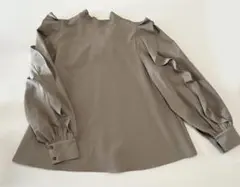 SAISON DE PAPILLON カーキハイネックリボンパフスリーブブラウス