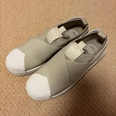 ベージュ スニーカー