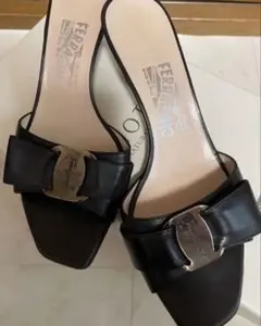 FERRAGAMO 黒 レザー ミュール サンダルのサムネイル
