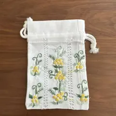 新品　未使用　花柄刺繍 巾着袋 ホワイト　黄色　小花