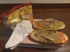 おまけ付き！七五三 3歳 金色花柄草履セット（巾着・足袋付き）