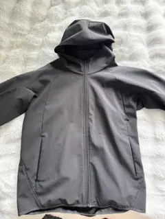adidas フード付きブラックジャケット