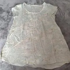 薄い緑色のノースリーブシャツ