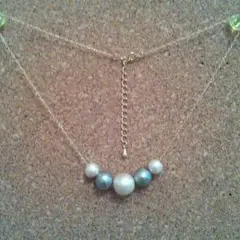 キスカ色&グレーのコットンパール五連ネックレス、ゴールド色チェーン