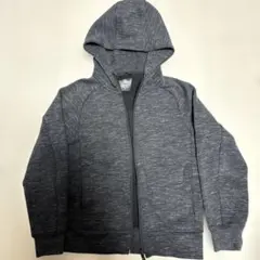 ユニクロ　ダークグレー フード付きパーカー 140cm