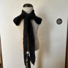 黒いファーマフラー