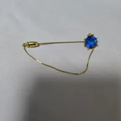 青いストーン付き金色ブローチ