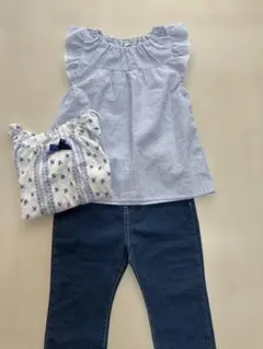 フリル付き半袖シャツ2枚セットとデニムパンツ