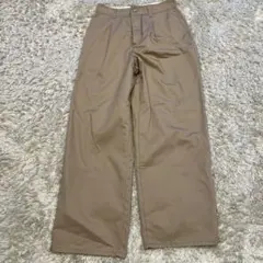ベージュ チノパン