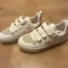 新品未使用　VEJA kidsスニーカー　19cmのサムネイル