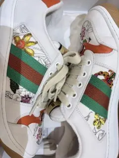 GUCCI フローラル スニーカー ホワイト　38cmのサムネイル