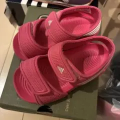 adidas ピンク ベビーサンダル