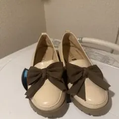 リボン付きベージュパンプス