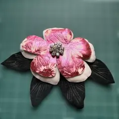 ピンクとホワイトのコサージュ