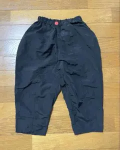 黒い長ズボン ウエスト赤ボタン付き