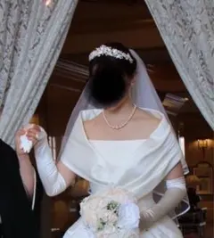 花モチーフのパールと銀のウェディングティアラ