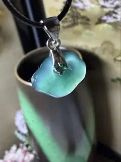 本翡翠、特選孔雀緑如意ネックレストップ