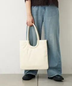 新作新品COSスモッキング刺繍オーバーサイズ買い物バッグ(ホワイト) COS - 新品COSスモッキング刺繍オーバーサイズ買い物バッグ(ホワイト