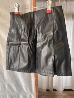 黒フェイクレザースリット入り タイトスカート