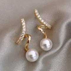 パールスパイラルピアス 金色 ゴールド 大人女子 綺麗め No56