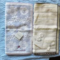 花柄デザインのブルーと縞模様ベージュのタオルハンカチ2枚