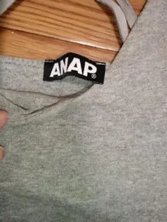 ANAP グレー Vネックストラップトップス