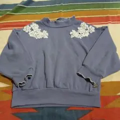 花刺繍のハイネックトレーナー