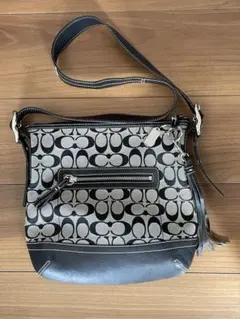 コーチショルダーバッグシグネチャー　 冬コーデ　カジュアルクール　黒バッグ