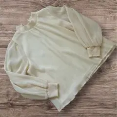 お値下げしました〜【美品】レディースクリーム色フリルラウンドネックトップスM
